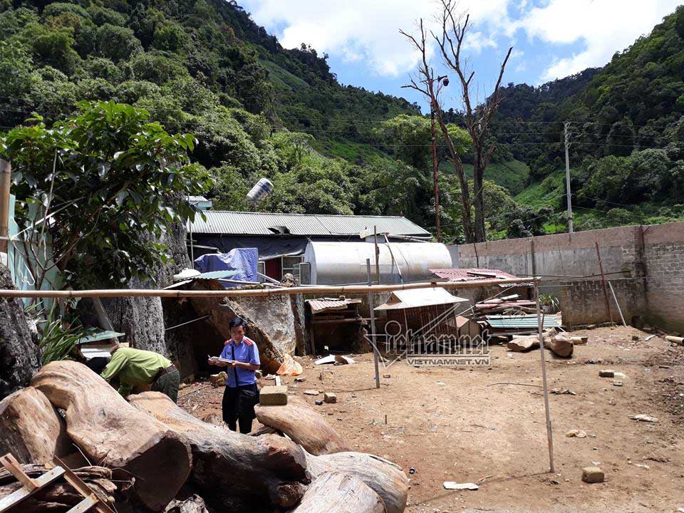 Gỗ quý chất chồng trong sào huyệt của 2 trùm ma túy Sơn La