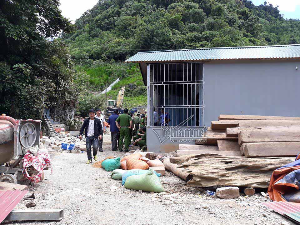 Gỗ quý chất chồng trong sào huyệt của 2 trùm ma túy Sơn La