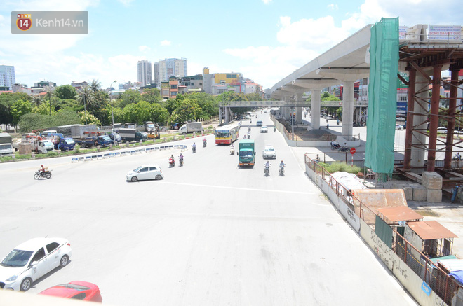 Ảnh: Người lao động oằn mình mưu sinh dưới cái nắng cháy da cháy thịt ở Hà Nội