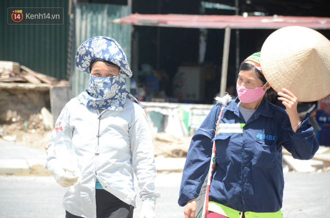 Ảnh: Người lao động oằn mình mưu sinh dưới cái nắng cháy da cháy thịt ở Hà Nội