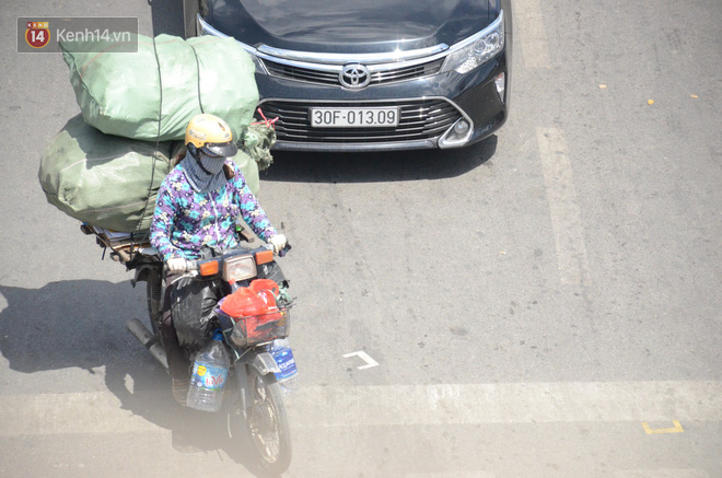 Ảnh: Người lao động oằn mình mưu sinh dưới cái nắng cháy da cháy thịt ở Hà Nội