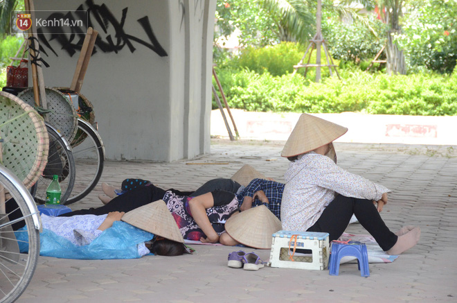 Ảnh: Người lao động oằn mình mưu sinh dưới cái nắng cháy da cháy thịt ở Hà Nội