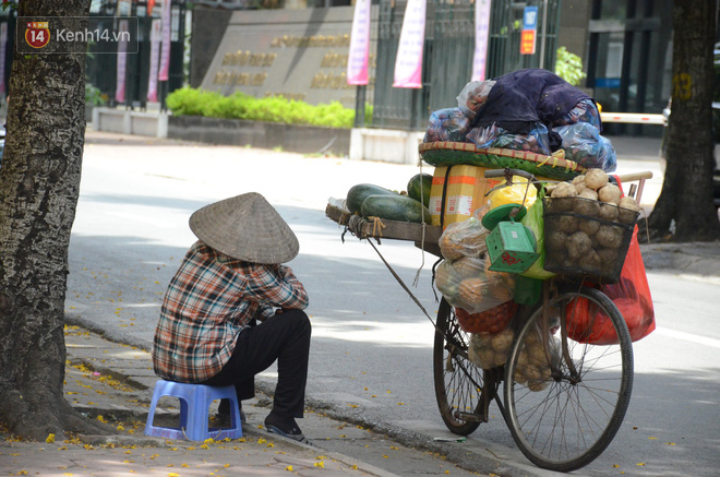 Ảnh: Người lao động oằn mình mưu sinh dưới cái nắng cháy da cháy thịt ở Hà Nội