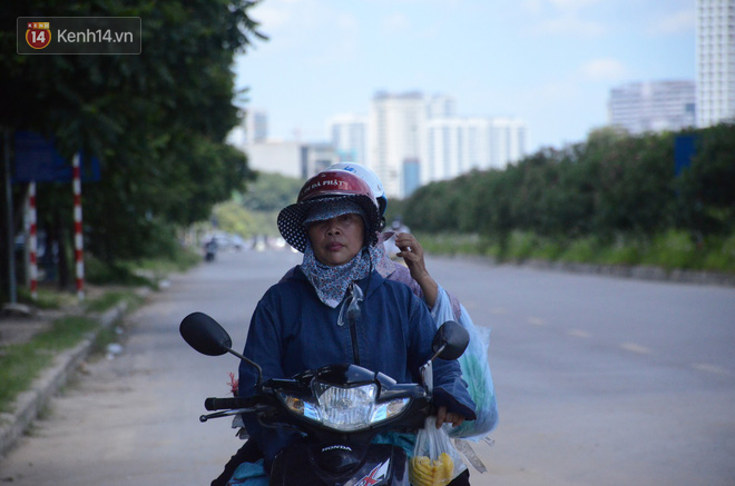 Ảnh: Người lao động oằn mình mưu sinh dưới cái nắng cháy da cháy thịt ở Hà Nội