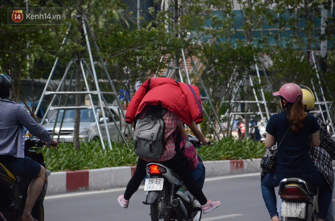 Ảnh: Người lao động oằn mình mưu sinh dưới cái nắng cháy da cháy thịt ở Hà Nội