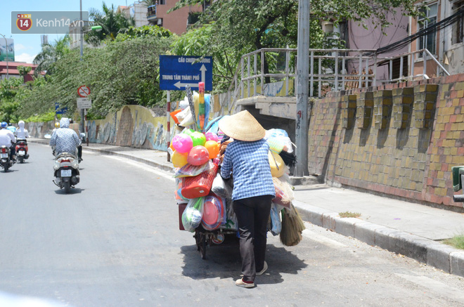 Ảnh: Người lao động oằn mình mưu sinh dưới cái nắng cháy da cháy thịt ở Hà Nội