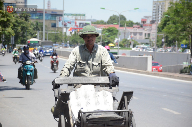 Ảnh: Người lao động oằn mình mưu sinh dưới cái nắng cháy da cháy thịt ở Hà Nội