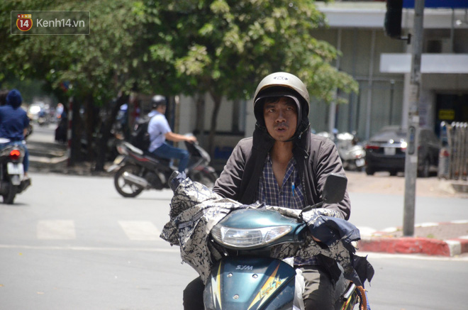 Ảnh: Người lao động oằn mình mưu sinh dưới cái nắng cháy da cháy thịt ở Hà Nội