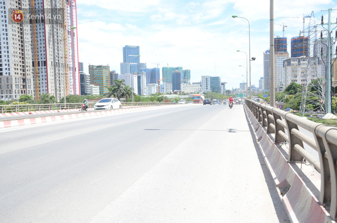 Ảnh: Người lao động oằn mình mưu sinh dưới cái nắng cháy da cháy thịt ở Hà Nội