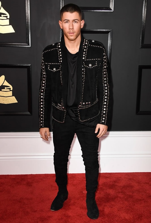 Nick Jonas: Chàng nấm lùn sát hoa hậu khéo mặc đẹp