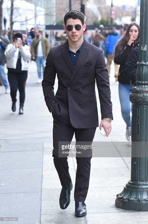 Nick Jonas: Chàng nấm lùn sát hoa hậu khéo mặc đẹp