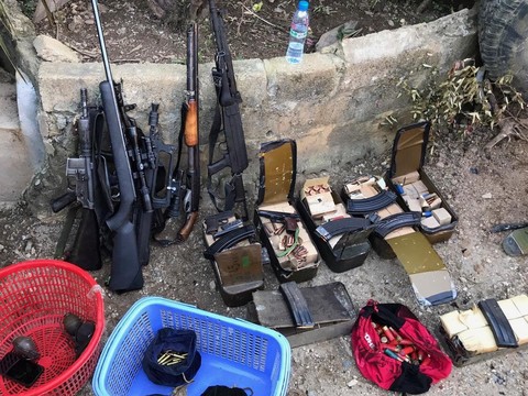 Đột kích thủ phủ ma túy: Thi thể 3 đối tượng cầm 3 khẩu súng trên tay