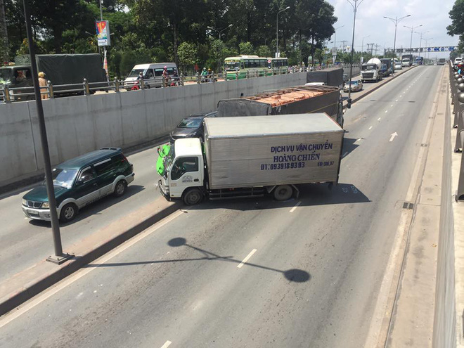 Xe chở gạch tuột dốc trong hầm chui Tam Hiệp gây tai nạn liên hoàn, 1 xe taxi bị cuốn vào gầm xe tải