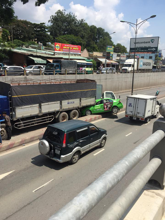 Xe chở gạch tuột dốc trong hầm chui Tam Hiệp gây tai nạn liên hoàn, 1 xe taxi bị cuốn vào gầm xe tải