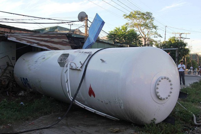 Tàu hỏa đâm văng xe bồn chở gas hàng chục mét trong đêm