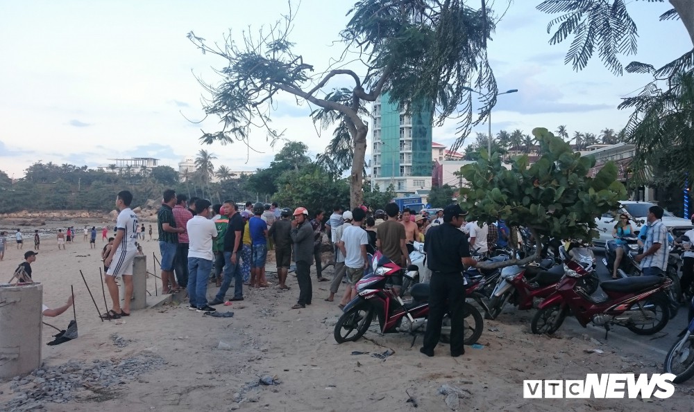 Say rượu ngủ dưới gốc cây, người đàn ông bị xe múc cán chết thương tâm