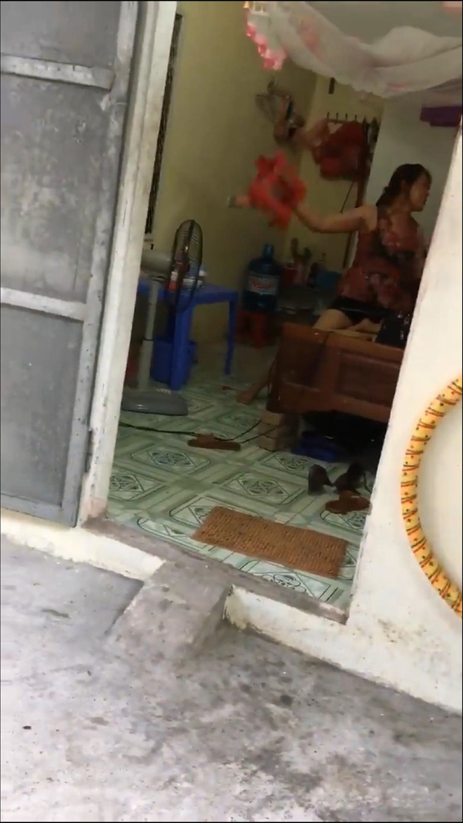 Không bật 3G khi đi chơi, người đàn ông bị vợ dùng ghế nhựa đánh đập không thương tiếc