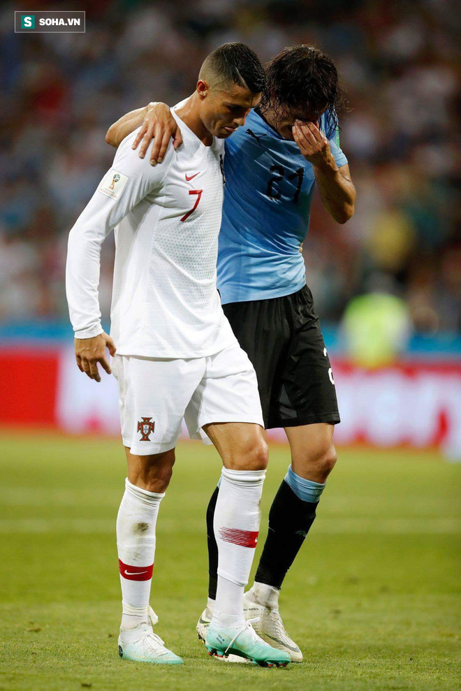 Dìu đối thủ ra ngoài sân, Ronaldo bị mắng là kẻ giả dối, tranh thủ từng giây làm hình ảnh