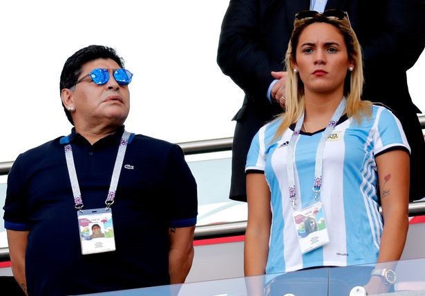 Rô béo ngồi trầm ngâm khi Maradona khóa môi bạn gái kém 30 tuổi
