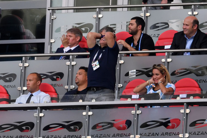 Rô béo ngồi trầm ngâm khi Maradona khóa môi bạn gái kém 30 tuổi