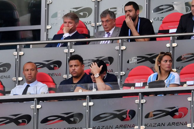 Rô béo ngồi trầm ngâm khi Maradona khóa môi bạn gái kém 30 tuổi