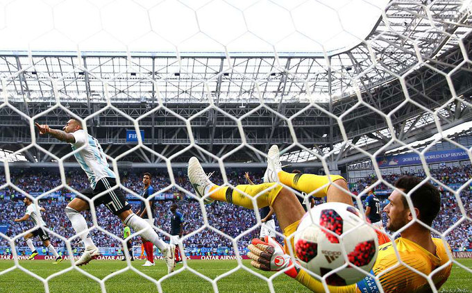 Niềm vui và khoảnh khắc sụp đổ của Messi