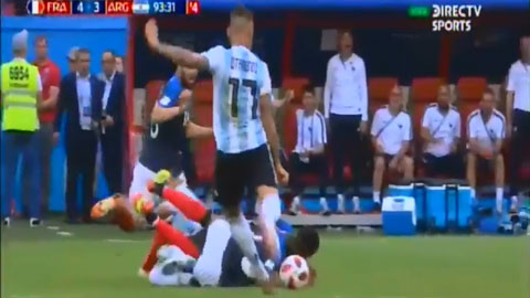 Otamendi cay cú cố tình chơi xấu Pogba đã nằm sân Otamendi cay cú cố tình chơi xấu Pogba đã nằm sân