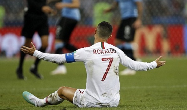 Cavani lập cú đúp, Uruguay loại Bồ Đào Nha