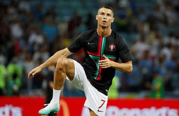 Cavani lập cú đúp, Uruguay loại Bồ Đào Nha