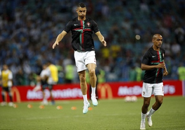 Cavani lập cú đúp, Uruguay loại Bồ Đào Nha