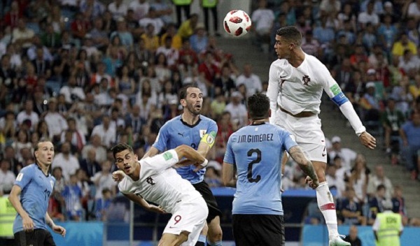 Cavani lập cú đúp, Uruguay loại Bồ Đào Nha