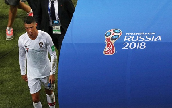 Cavani lập cú đúp, Uruguay loại Bồ Đào Nha