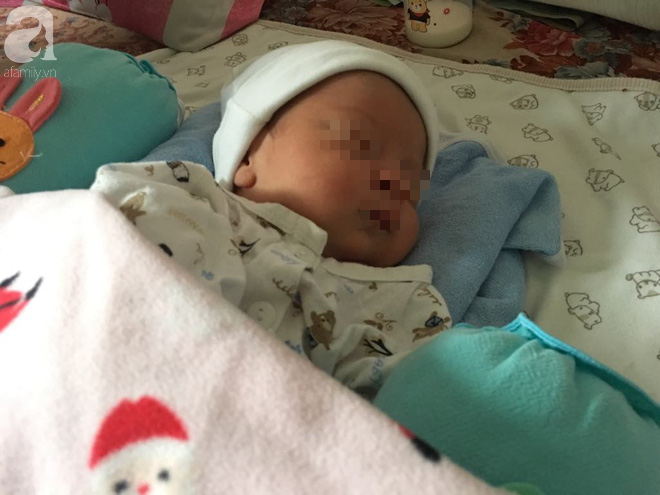 Mẹ bỏ đi lấy chồng, bé gái 14 tuổi bị xâm hại đến mang thai rồi phải một mình chăm con nhỏ 8 ngày tuổi