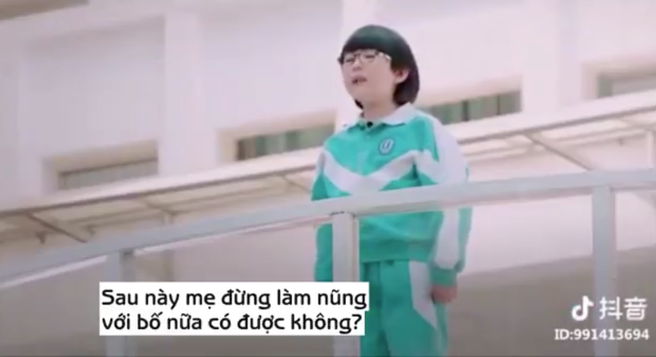 Clip dễ thương nhất hôm nay: Cô bé kể chuyện bị chó cướp mất bố, con trai yêu cầu mẹ ngừng làm nũng