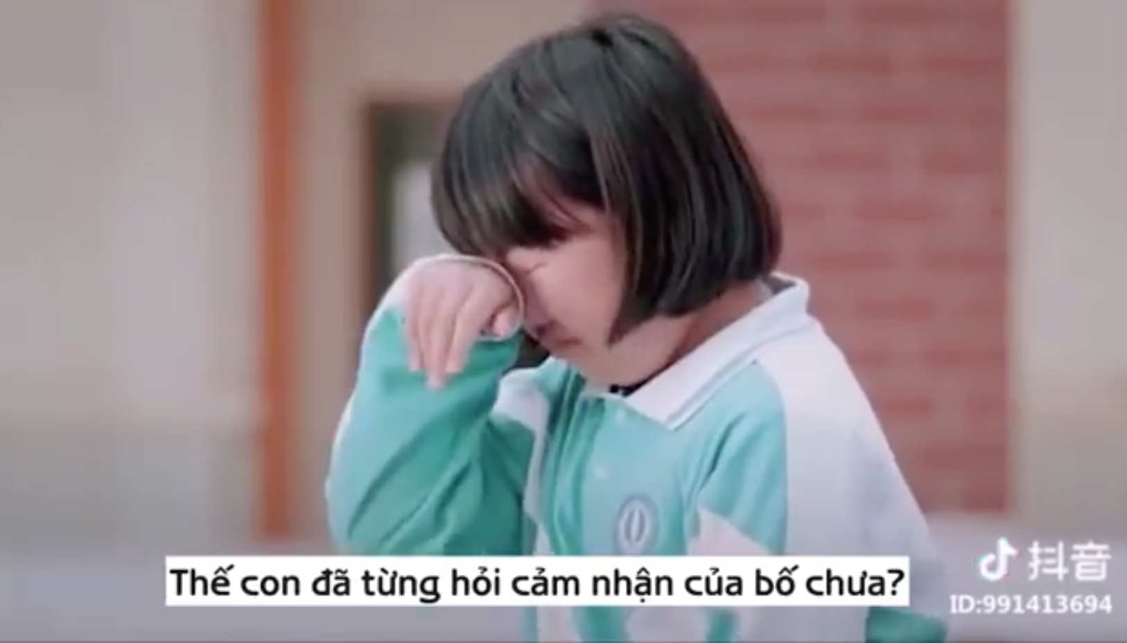 Clip dễ thương nhất hôm nay: Cô bé kể chuyện bị chó cướp mất bố, con trai yêu cầu mẹ ngừng làm nũng
