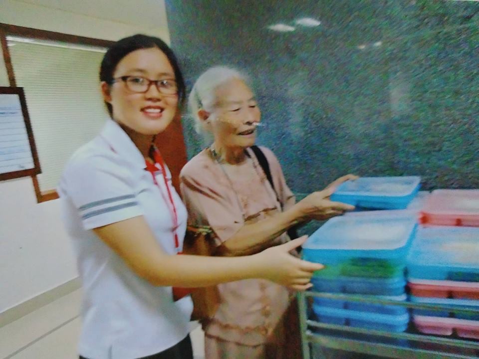 Bà cụ 82 tuổi quyên tiền để phát cháo miễn phí cho bệnh nhân nghèo suốt ba năm nay ở Hà Nội