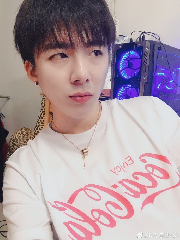 Gương mặt đang càn quét MXH Trung Quốc: Cao 1m87, sở hữu giọng hát thu phục cả nhân gian