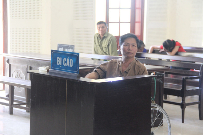 Đang điều trị trong bệnh viện, thấy bé gái 11 tuổi bị thiểu năng, gã đàn ông U60 dụ dỗ, giở trò đồi bại ngay trên giường bệnh