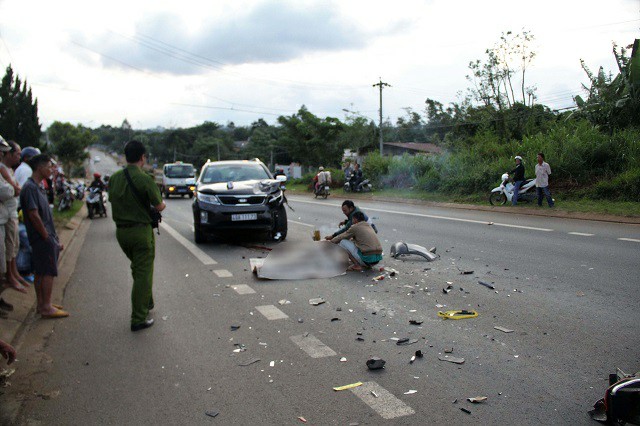Xe máy đấu đầu ô tô, một người tử vong tại chỗ