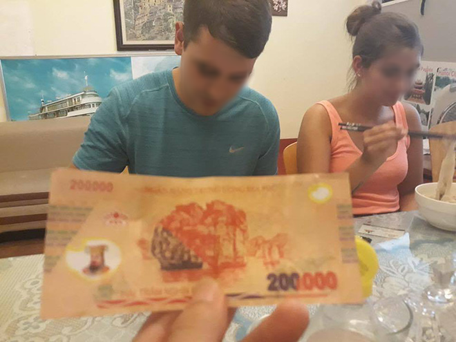 Câu chuyện tài xế taxi tại Hà Nội trả lại... vàng mã cho khách nước ngoài khiến cư dân mạng phẫn nộ