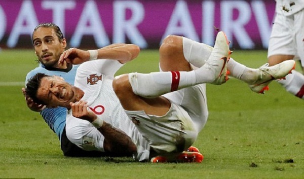 Cavani lập cú đúp, Uruguay loại Bồ Đào Nha