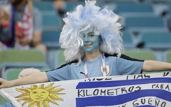 Cavani lập cú đúp, Uruguay loại Bồ Đào Nha