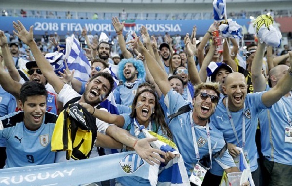 Cavani lập cú đúp, Uruguay loại Bồ Đào Nha