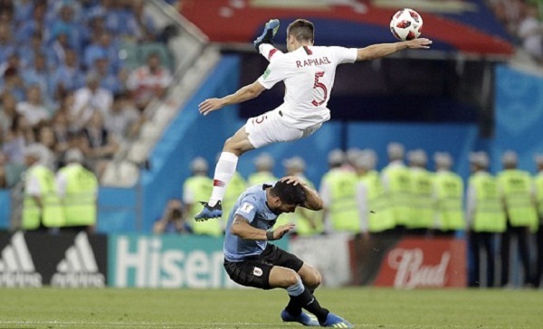 Cavani lập cú đúp, Uruguay loại Bồ Đào Nha