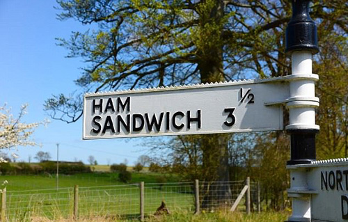 Những địa danh có tên hài hước nhất thế giới