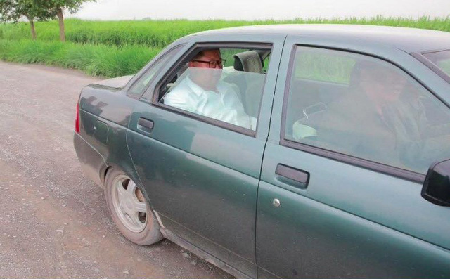 Không phải xe bọc thép, ông Kim Jong-un sử dụng chiếc xe cũ đi thị sát biên giới