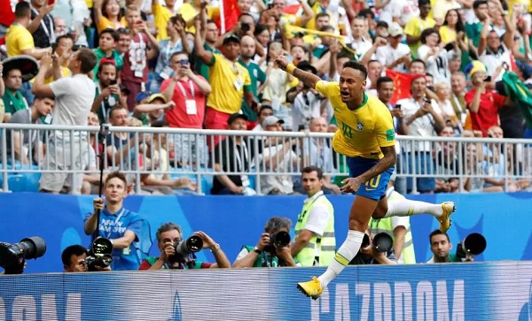 Neymar lập công, Brazil vào tứ kết World Cup