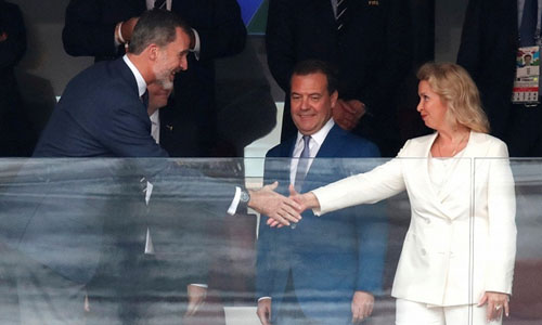 Thủ tướng Mevedev tới phòng thay đồ chúc mừng các cầu thủ Nga