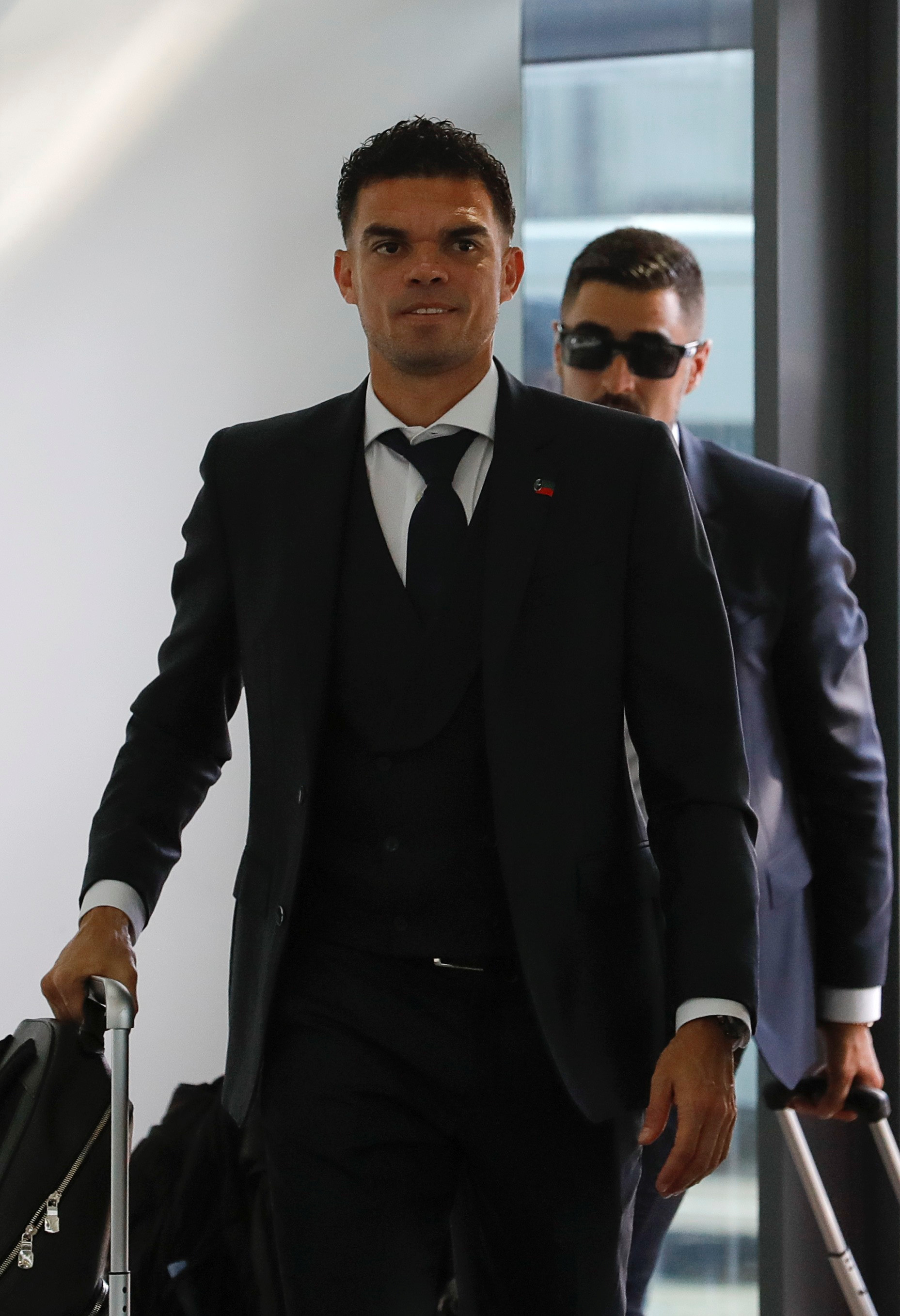 Ronaldo cùng đồng đội bảnh bao lên đường về nước