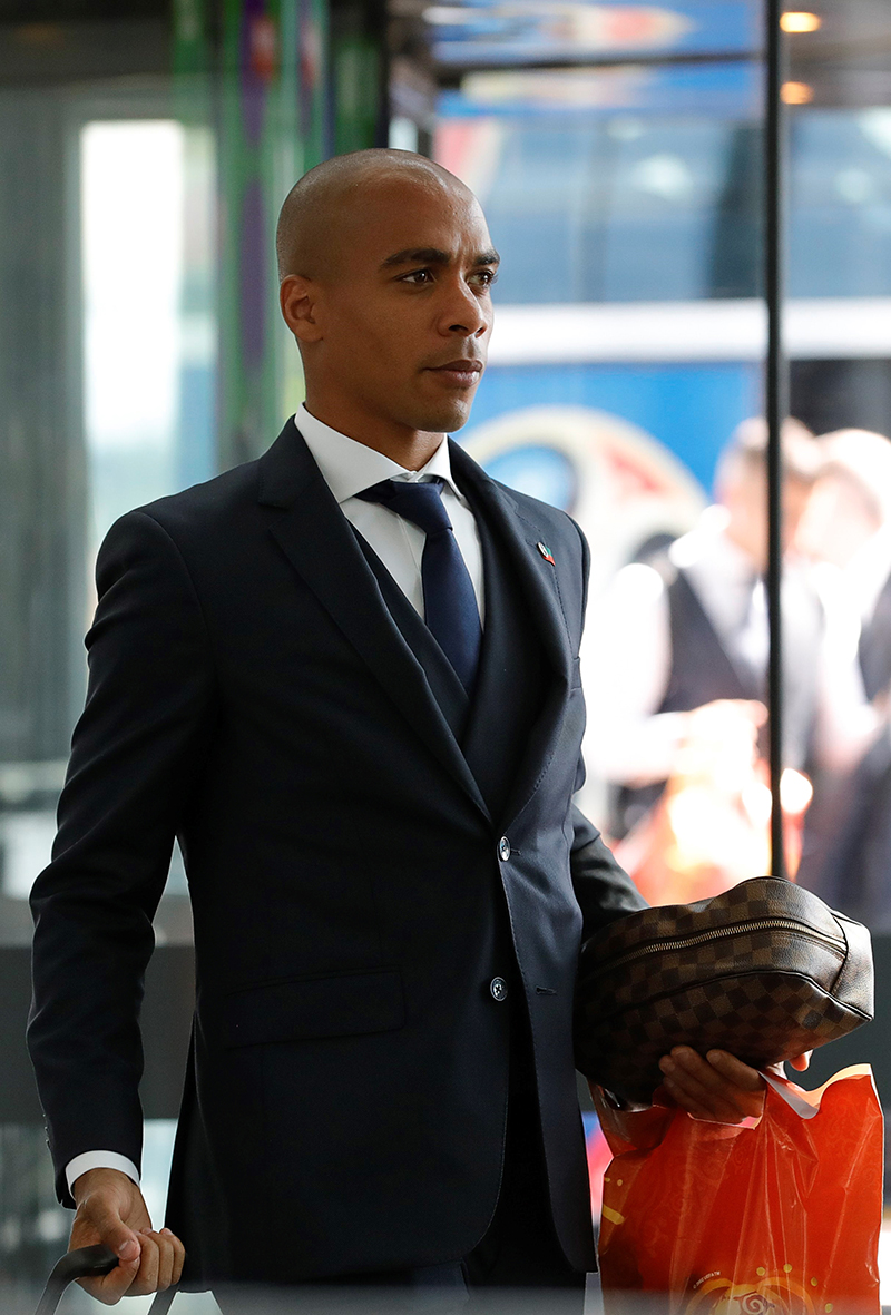 Ronaldo cùng đồng đội bảnh bao lên đường về nước